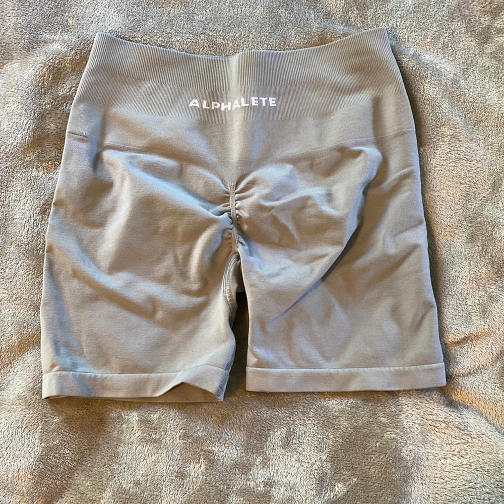 Alphalete Amplify shorts steel grey